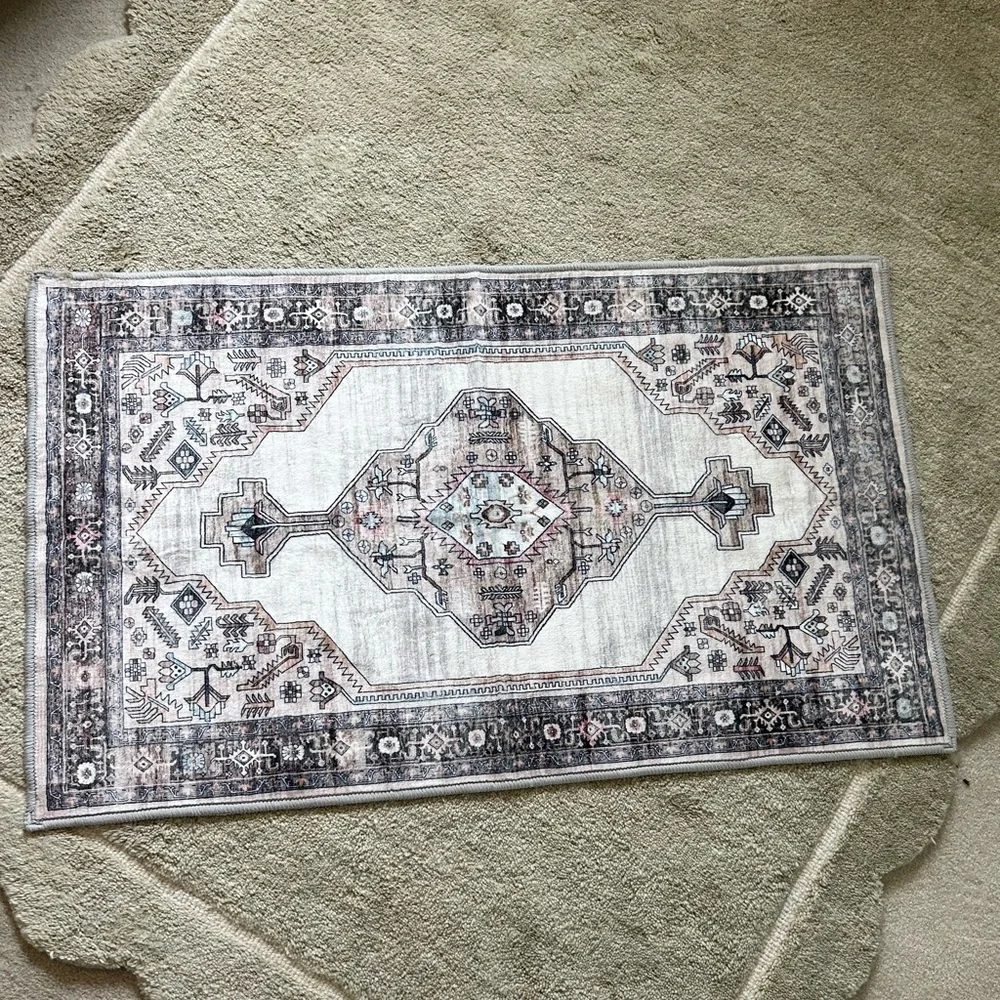 Elegant Geometric Patterned Rug - Picture 1 of 5